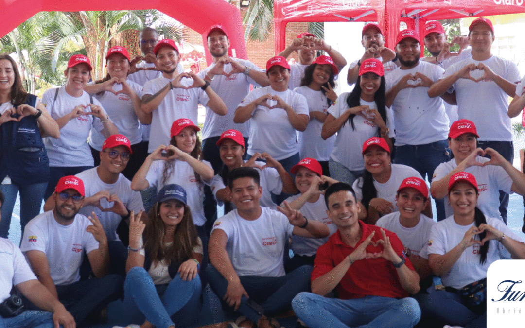 Voluntarios de Claro y la Fundación Carvajal realizan jornadas de apropiación digital y fortalecimiento de habilidades en la Comuna 13 de Cali